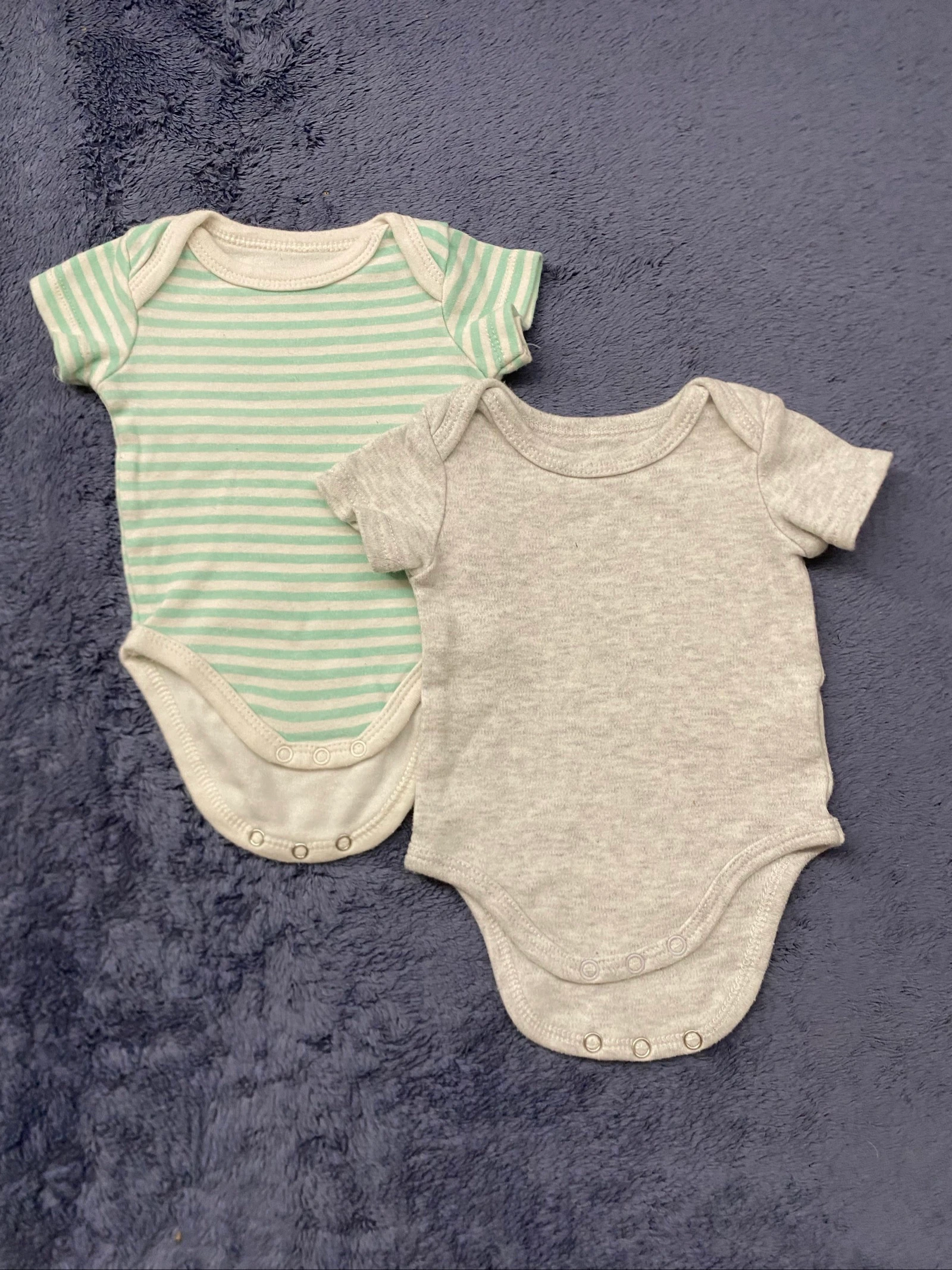 👶 Lot de 2 bodies manches courtes bébé – 56 cm